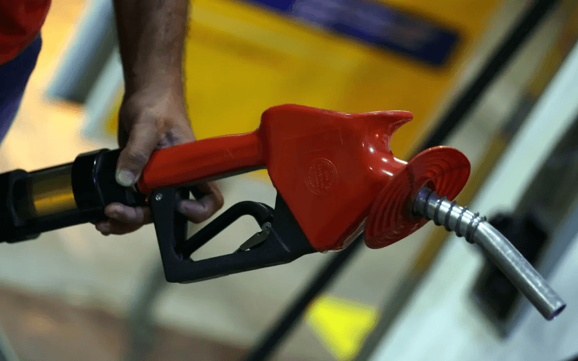 Governo Lula adia decisão sobre gasolina com 32% de etanol