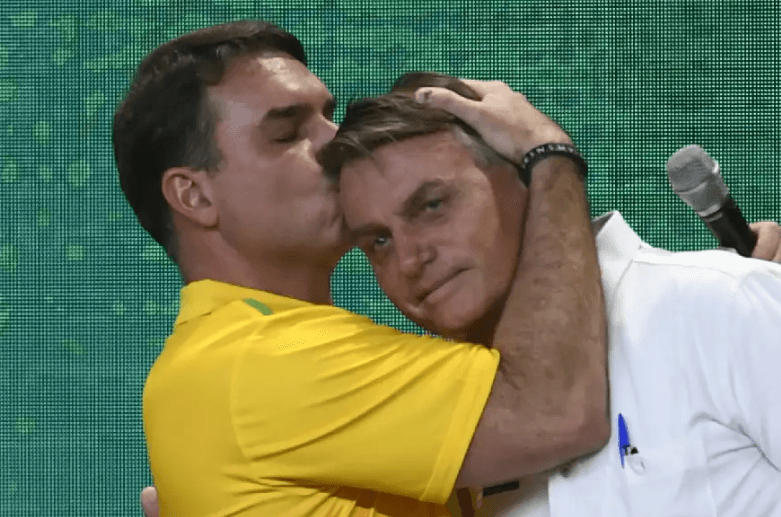 OAB prepara defesa de Flávio Bolsonaro após Moraes suspender visitas do senador ao pai por 90 dias