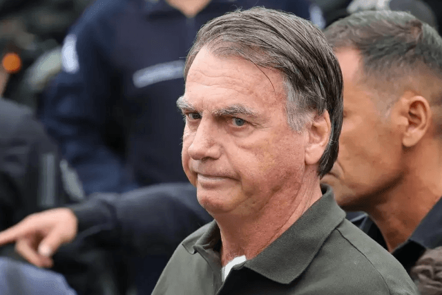PF faz buscas na casa de Bolsonaro à procura de armas, munições e documentos de registro