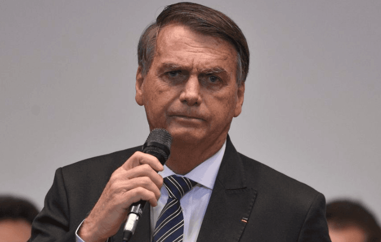 Defesa de Bolsonaro entregará armas na segunda (6); Moraes revogou porte e registro de CAC do ex-presidente