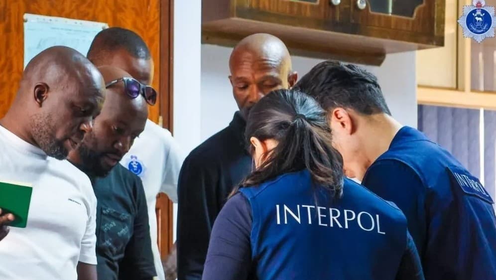 FOTOS: Interpol descobre delegacia falsa da Polícia Federal brasileira na África
