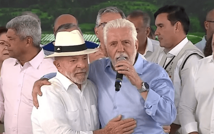 Jaques Wagner discursa ao lado de Lula na Bahia após ser alvo da PF e deixar liderança do governo no Senado