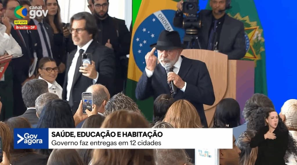 Lula mostra dedo do meio ao defender que pobre “gosta de coisa boa”