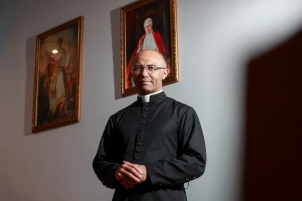 Padre excomungado diz que denunciou "macumba" dentro da Igreja