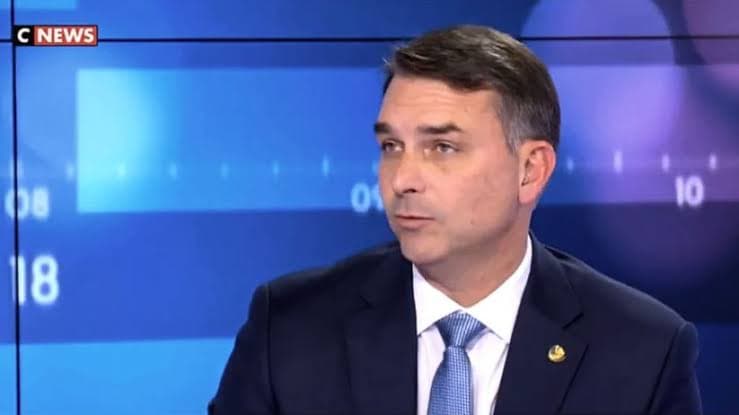 Líder do PL defende vice de outro partido para Flávio Bolsonaro ampliar tempo de propaganda da campanha na TV
