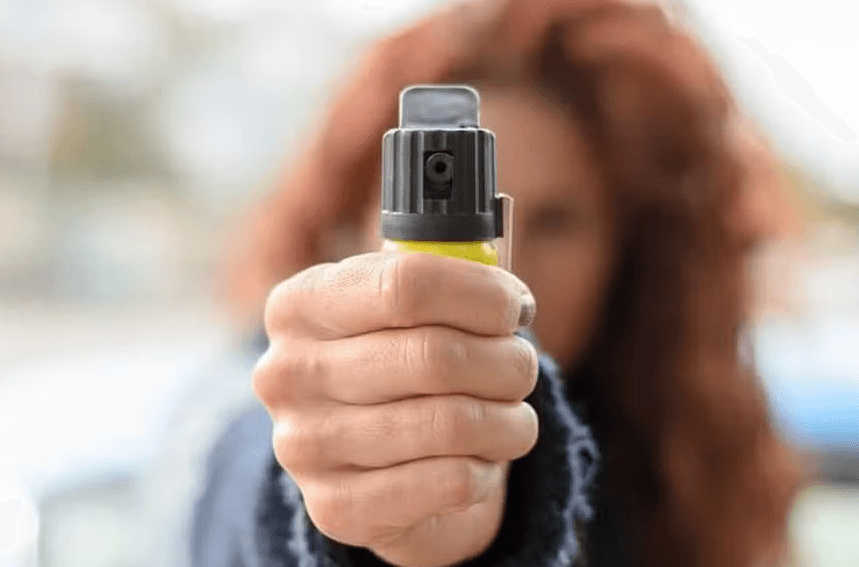 Lei que libera spray de pimenta para defesa pessoal feminina entra em vigor