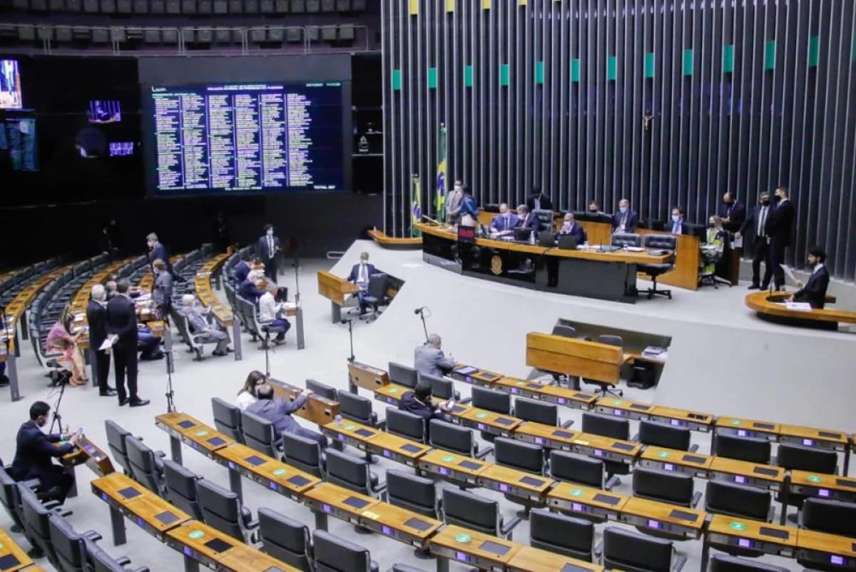 Com perdas de mandato, PL se isola como maior bancada na Câmara