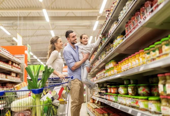 Consumo das famílias e serviços essenciais sustentaram geração de empregos em maio, diz Fecomércio-RN