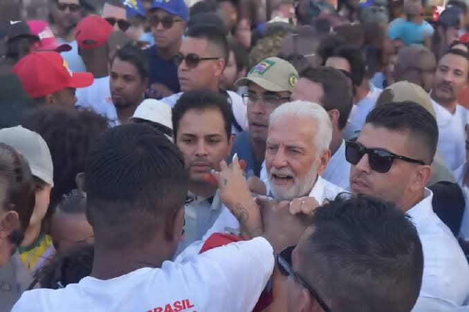 [VÍDEO] Senador petista é vaiado durante desfile em Salvador: "Jaques Master"