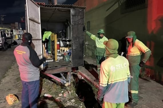 Prefeitura do Natal realiza operação de ordenamento no Alecrim e remove estruturas irregulares