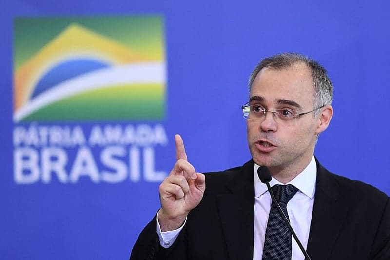 DEEPFAKE ELEITORAL: Mendonça manda apagar vídeo com IA que liga Flávio Bolsonaro a "rachadinha"
