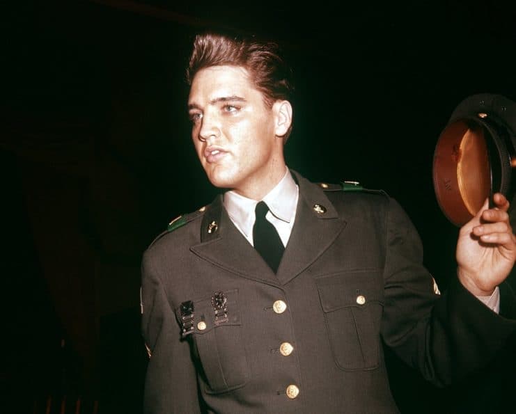 Mulher diz ser filha de Elvis Presley e tem foto de guitarra como ‘prova' de paternidade
