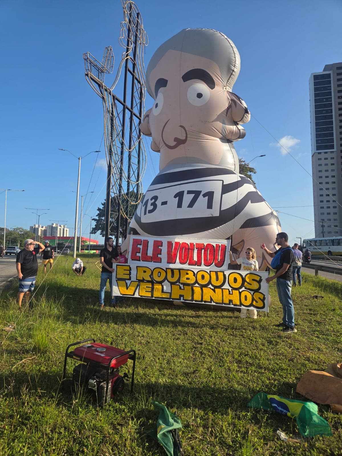 [VÍDEO] Manifestantes erguem “Pixuleco” para recepcionar Lula em Natal