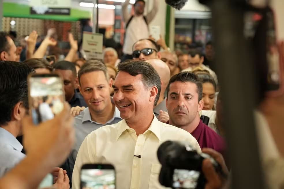 Flávio Bolsonaro diz que já prestou contas sobre o ‘Dark Horse'