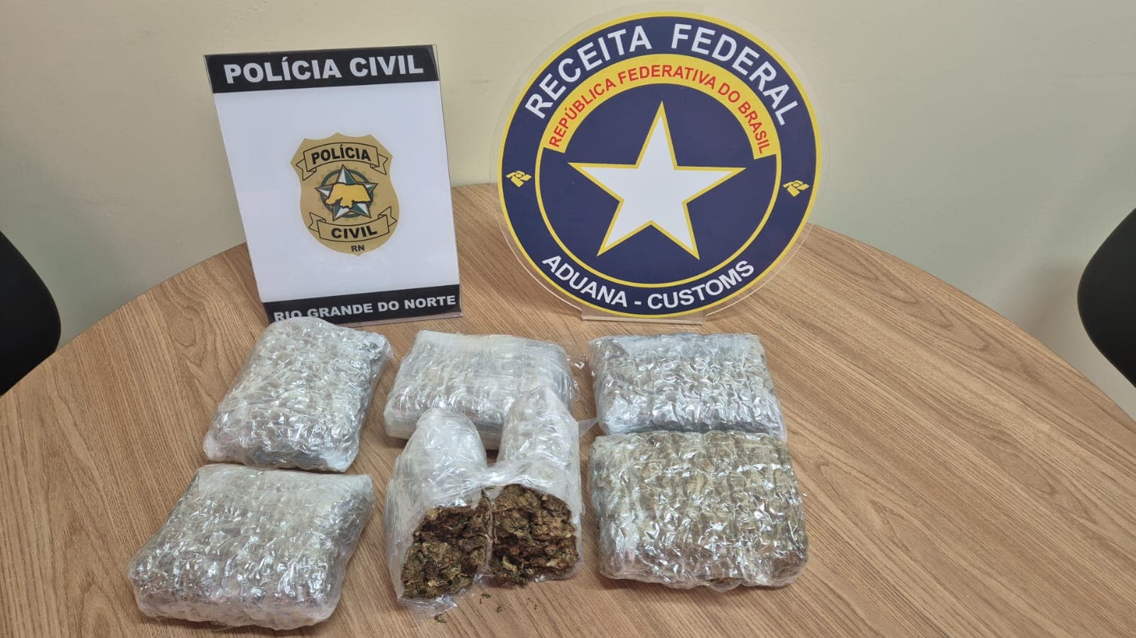 Polícia Civil e Receita Federal apreendem drogas em encomenda interestadual em Parnamirim