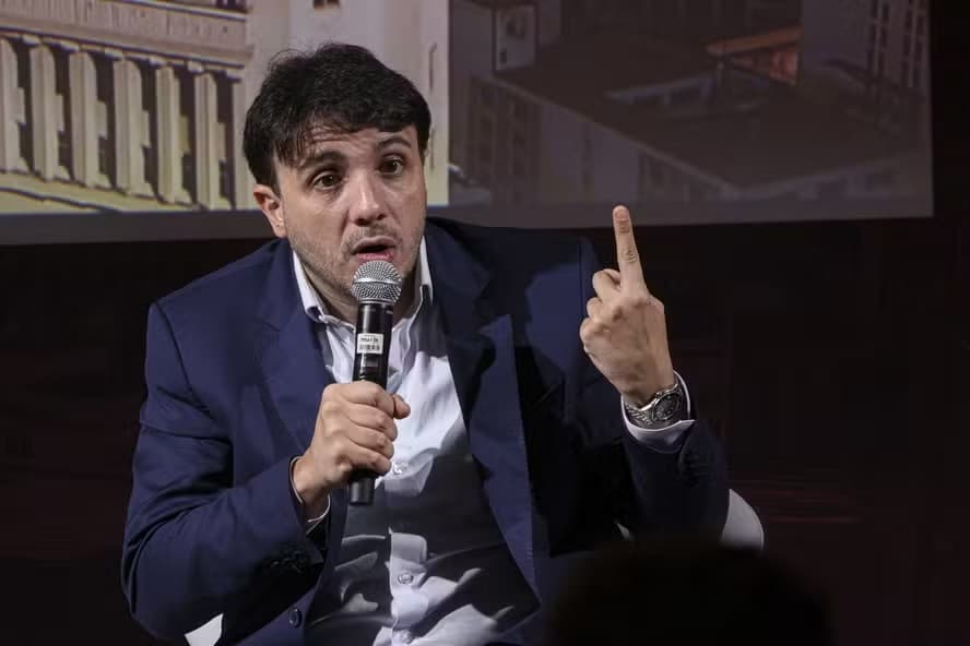Flávio Bolsonaro e Romeu Zema se posicionam contra decisão de Toffoli em suspender campanha de Renan Santos
