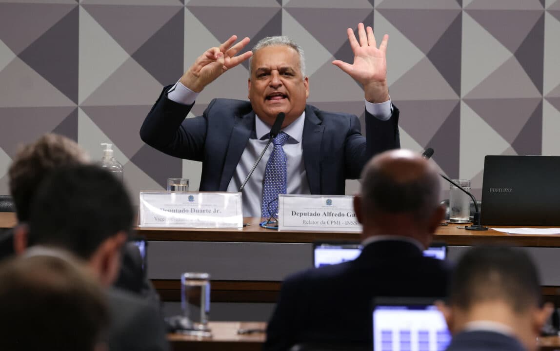 CHEGA DE MIMIMI: Vice de Flávio oferece à PGR material genético para exame de DNA