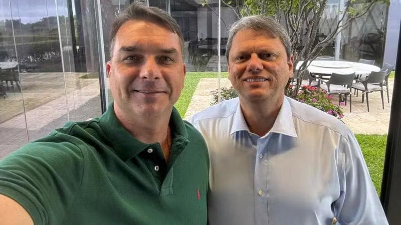 Flávio Bolsonaro propõe a Tarcísio pacto de um mandato só