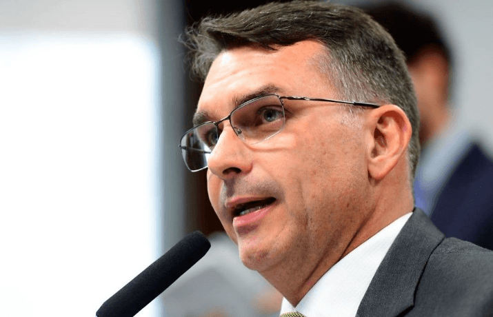 Flávio Bolsonaro é impedido de registrar candidatura à Presidência; senador consta no sistema do TSE como filiado ao partido Missão