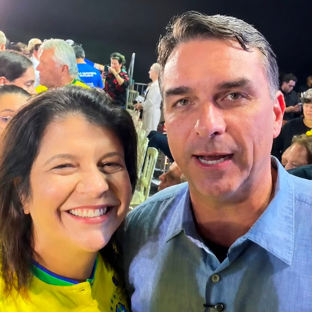 Ao lado de Carla Dickson, Flávio Bolsonaro assegura recursos para famílias atípicas