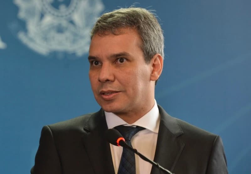 Operações da PF contra Lulinha e Jaques Wagner ‘queimam’ ministro da Justiça, diz colunista