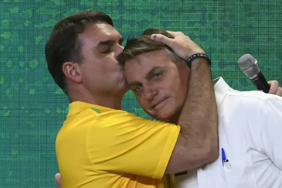 Flávio diz que Judiciário impediu apoio do Centrão e promete usar imagem do pai ‘no limite da lei'