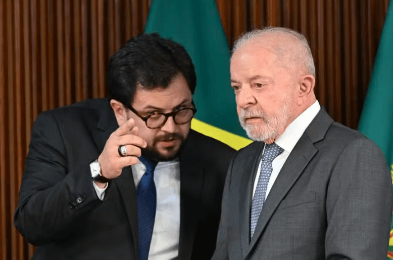 PASSOU RECIBO: Reação de Lula escancara crise após revelação de que ex-chefe de gabinete comprou joias para a mãe com dinheiro da lobista Roberta Luchsinger