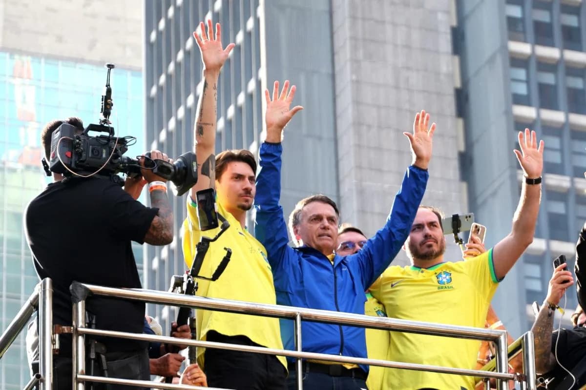 Moraes autoriza Jair Bolsonaro a voltar a receber visitas dos filhos Carlos e Jair Renan