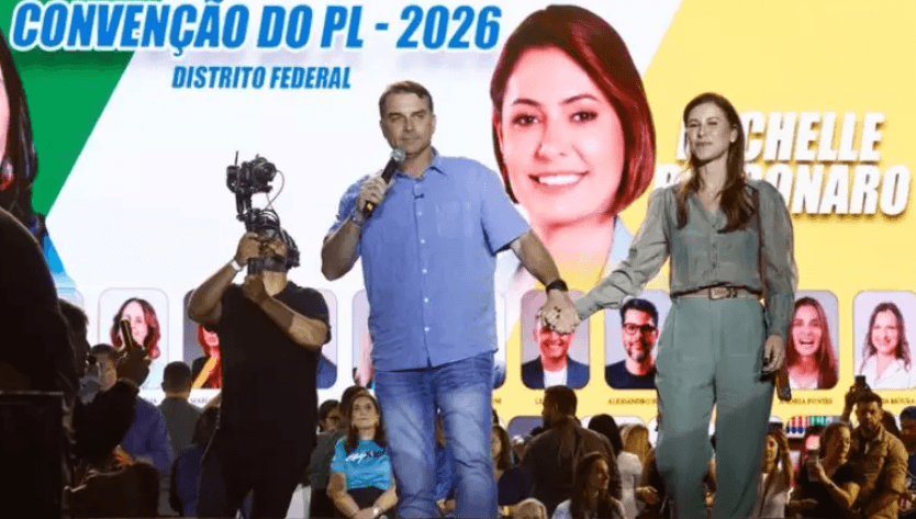 Michelle tem candidatura confirmada ao Senado e diz que caminhará com Flávio Bolsonaro