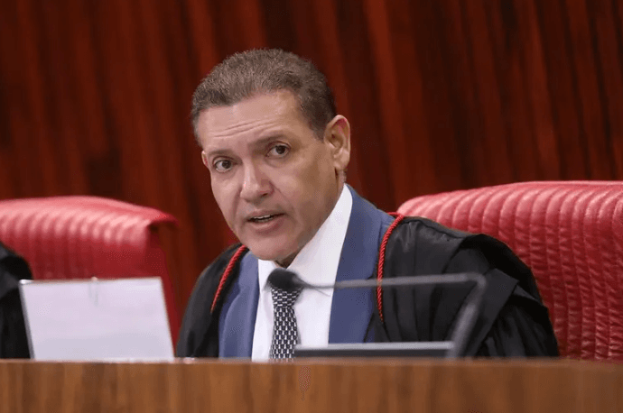 TSE manda restabelecer filiação de Flávio Bolsonaro ao PL e determina que PF investigue filiação indevida ao Partido Missão
