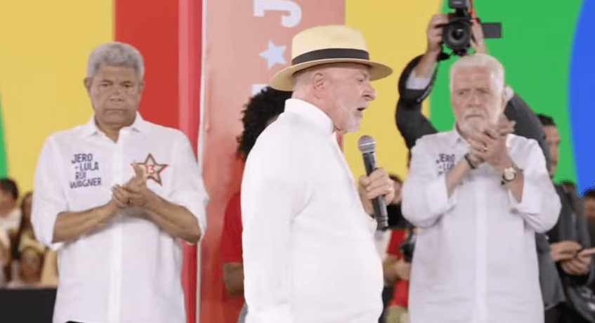 Equipe de Flávio Bolsonaro vai acionar TSE após Lula pedir votos para si mesmo e aliados na Bahia; campanha ainda não começou oficialmente