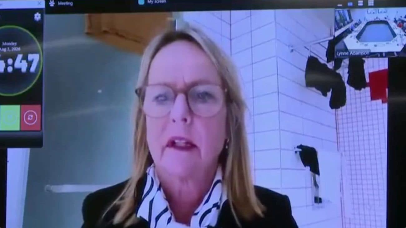 Em sessão, parlamentar faz videochamada do banheiro com ‘homem no chuveiro e calcinhas no varal’