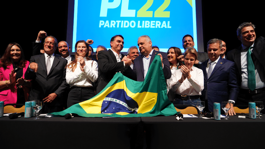 Michelle, Carlos e Eduardo Bolsonaro celebram escolha de Alfredo Gaspar para vice de Flávio