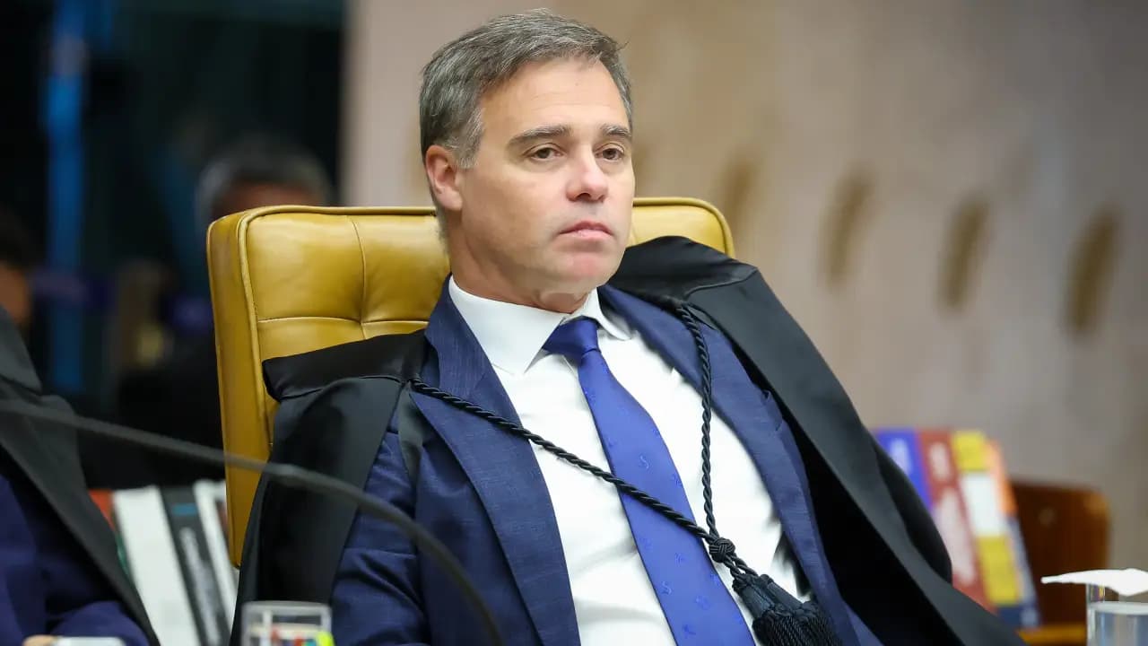 Lula usa ministros para tentar atrair Mendonça para a arena política, diz colunista