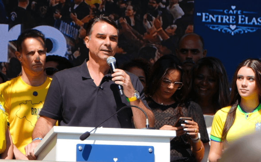 Flávio Bolsonaro critica STF e diz que indicará ministros que "não promovam perseguição" e "respeitem a Constituição"