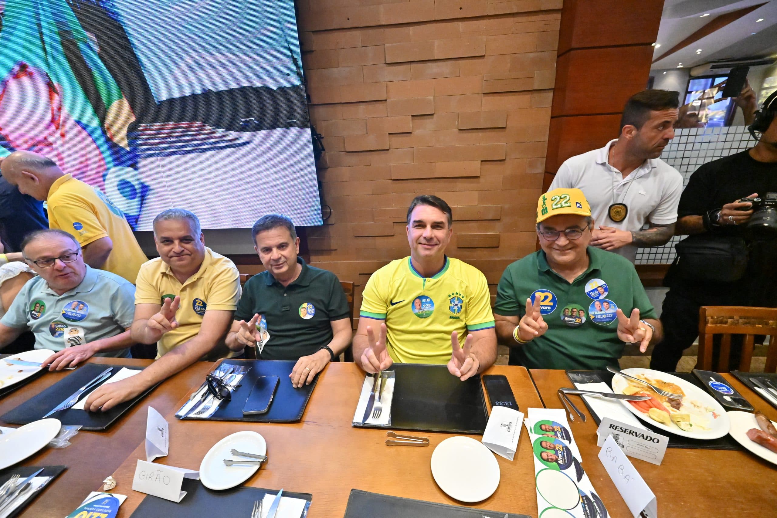 Flávio Bolsonaro e Alfredo Gaspar são recebidos por Álvaro Dias em Natal