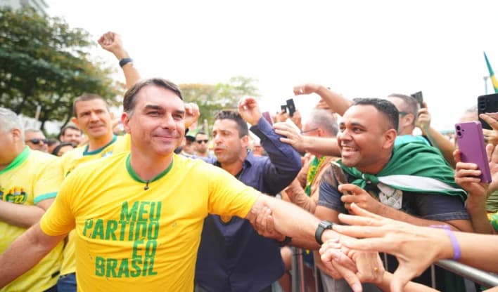 Flávio Bolsonaro desembarca no RN nesta segunda para comícios e motocarreata