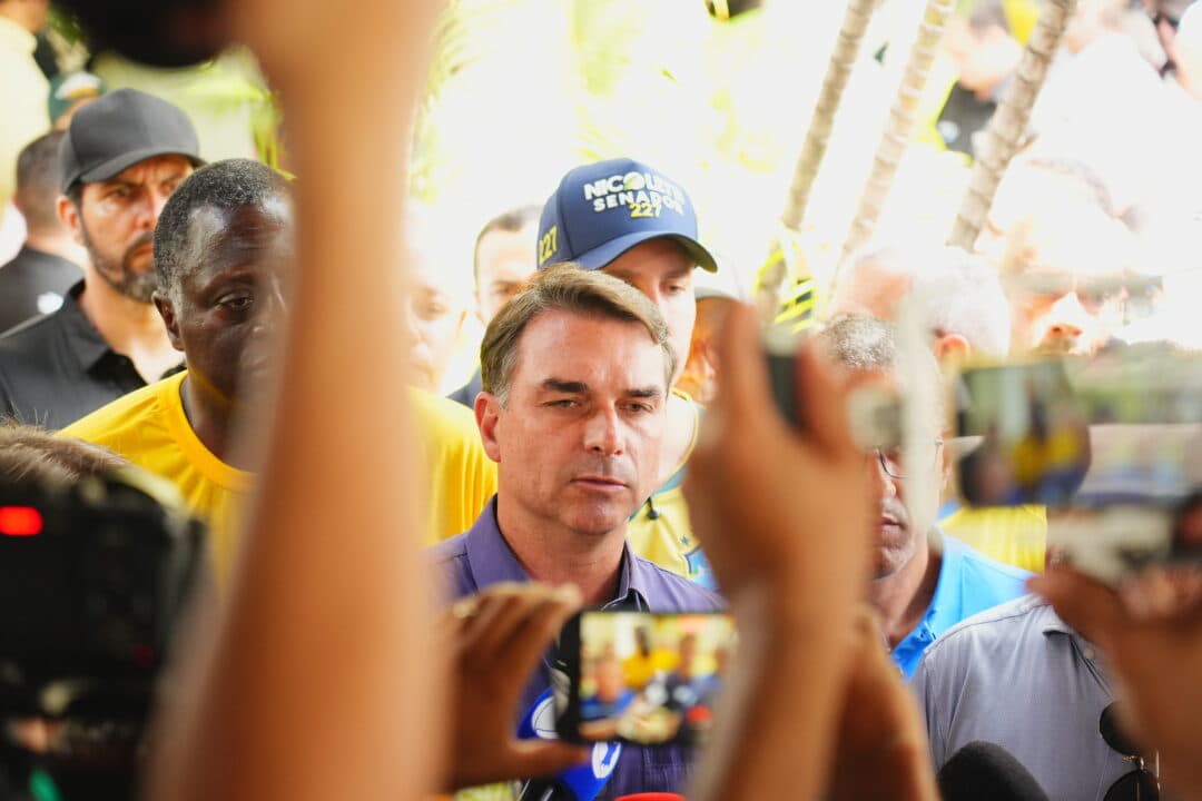 “Torço para que Alexandre de Moraes seja afastado”, diz Flávio Bolsonaro