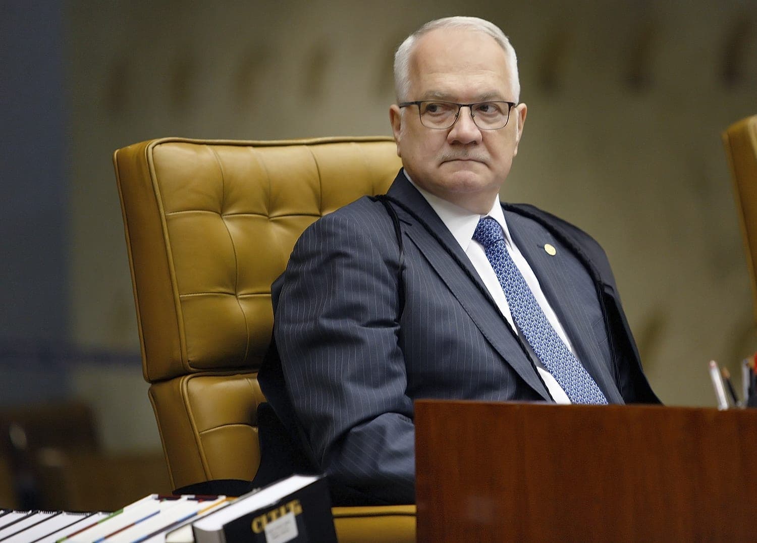 VOTO DECISIVO: Empate pode dar a Fachin poder para decidir julgamento de Moraes, mas regra divide juristas