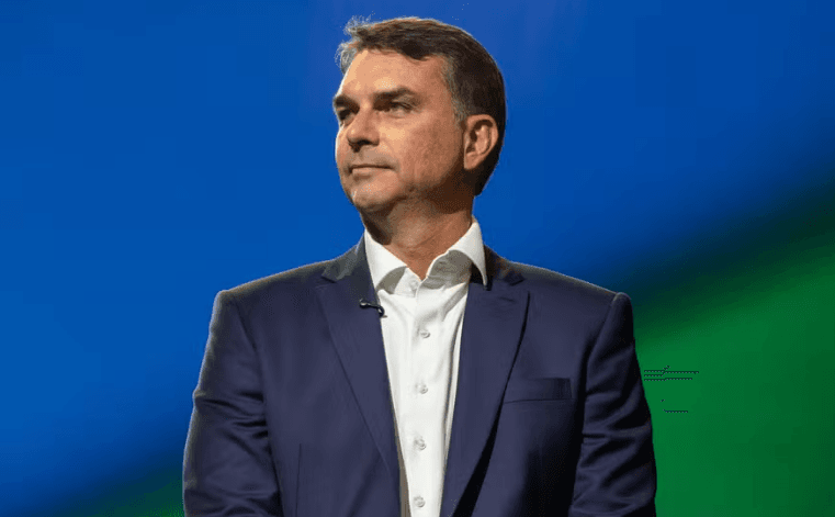 Flávio Bolsonaro participa de podcast católico após fake news sobre padroeira