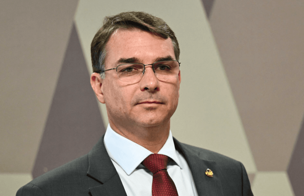 TSE forma 3 a 1 para manter proibidos posts que ligam Flávio a ataque a Nossa Senhora
