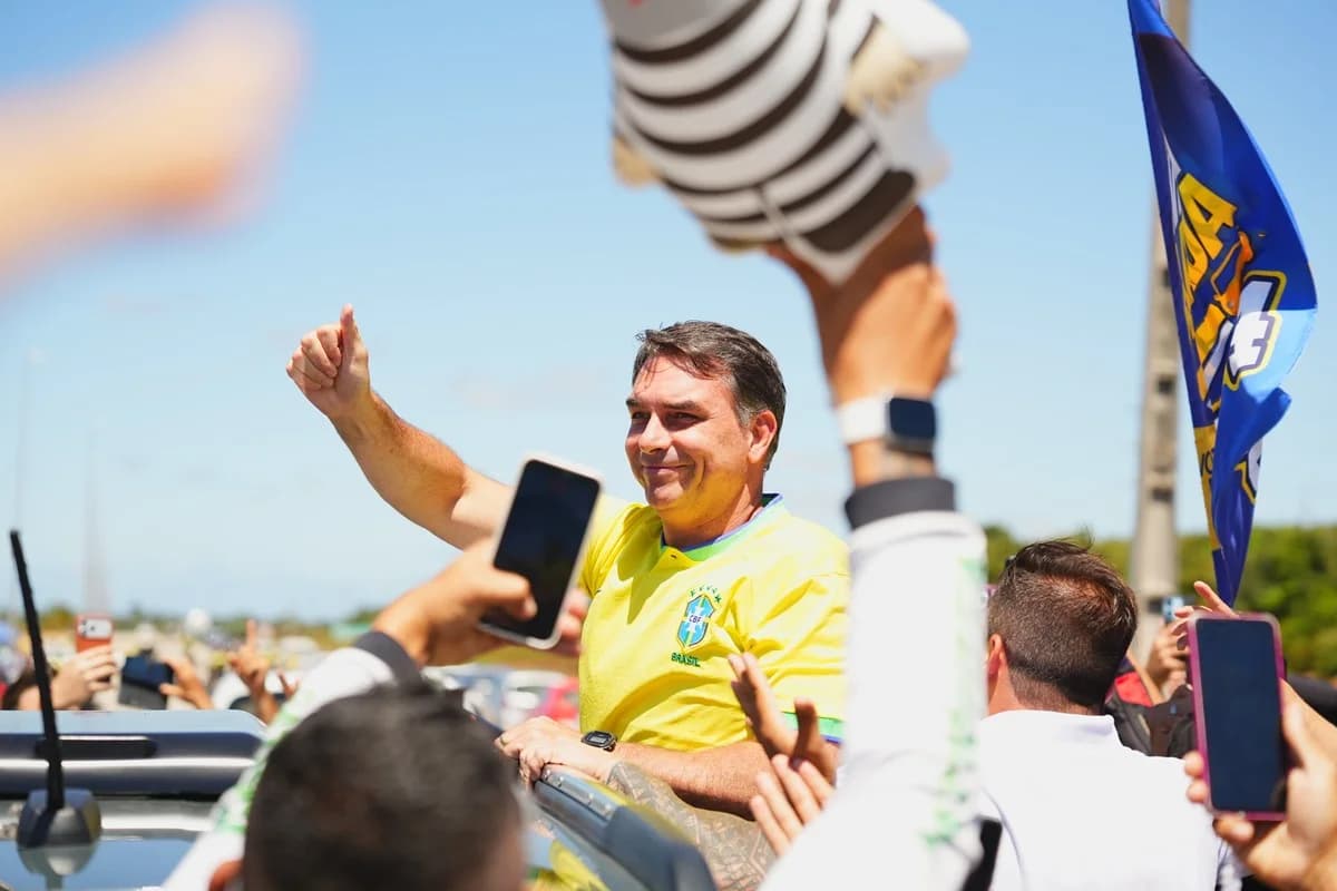 Flávio Bolsonaro intensifica críticas ao STF e promete renovação da Corte durante comício em Natal