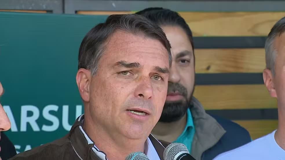 Flávio defende Mendonça sobre encontro com Vorcaro: "Cortina de fumaça"
