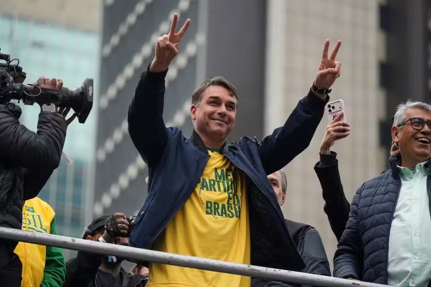 QUAEST: Flávio Bolsonaro lidera transferência de votos de outros candidatos para o segundo turno contra Lula