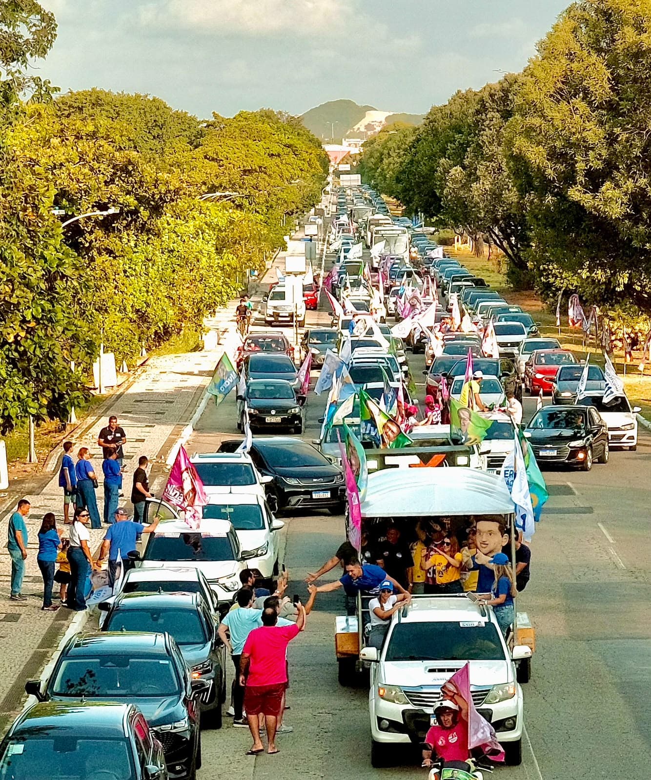 Casadinha de Nina e Eriko Jácome faz história com a maior carreata em uma campanha para deputados