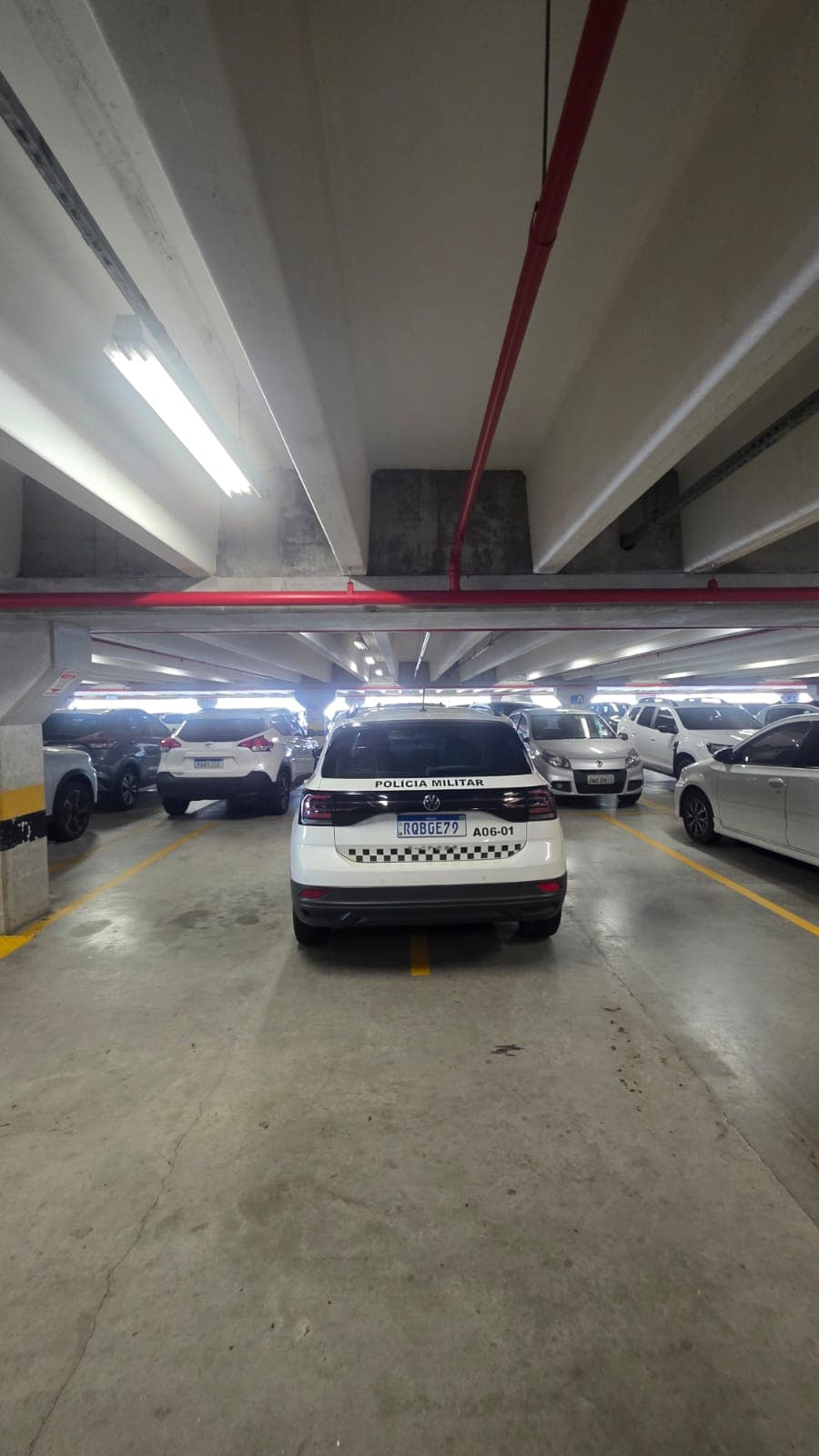 [FOTOS] FLAGRA: Viatura da PM-RN ocupa duas vagas de estacionamento no Midway Mall