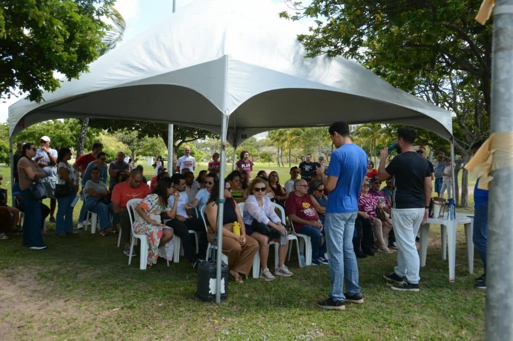 PARALISAÇÃO: Professores da rede estadual cruzam os braços por 24 horas e fazem ato em frente à Governadoria