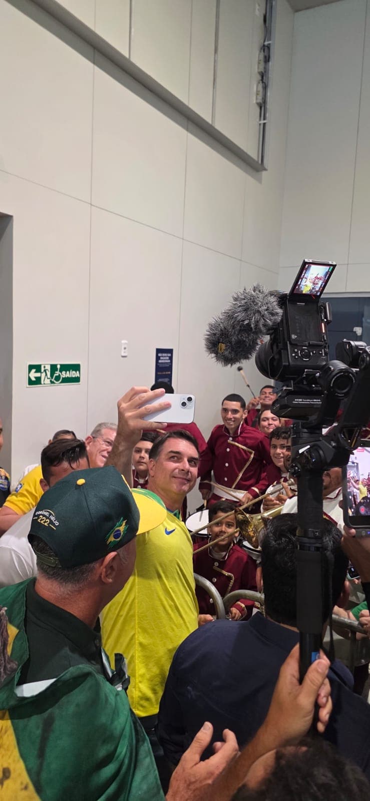 [VÍDEO] Flávio Bolsonaro é recebido por multidão no Aeroporto Internacional de Natal
