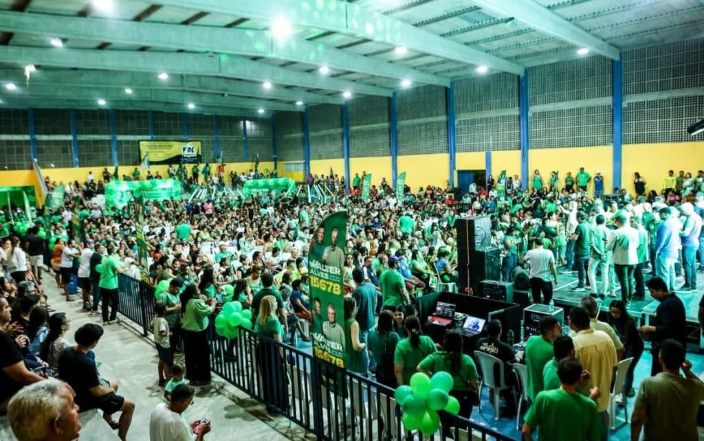 A cinco dias da Eleição, Walter Alves lota ginásio e mobiliza multidão de apoiadores em Natal