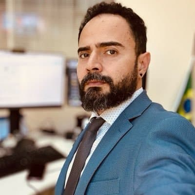 FAKE NEWS: Funcionário do Planalto repostou ao menos 10 mensagens com informação falsa sobre Flávio Bolsonaro